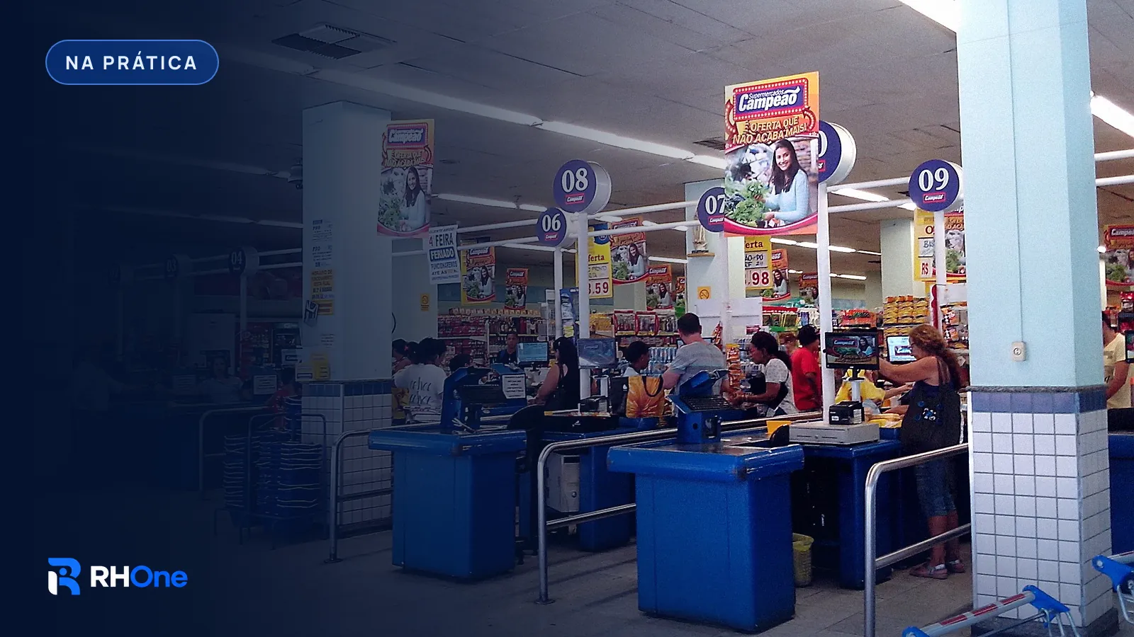 Operadoras de caixa atendendo clientes nas frentes de caixa numeradas de um supermercado popular