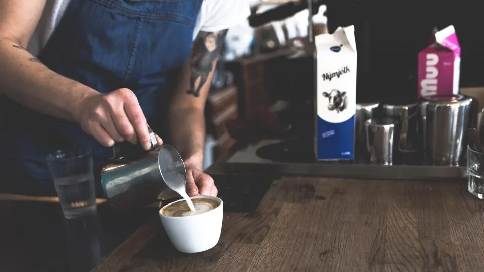 Barista preparando café