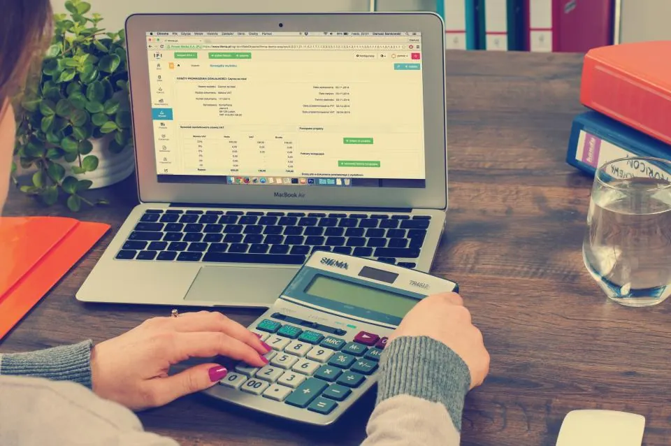 Contadora fazendo contas na calculadora