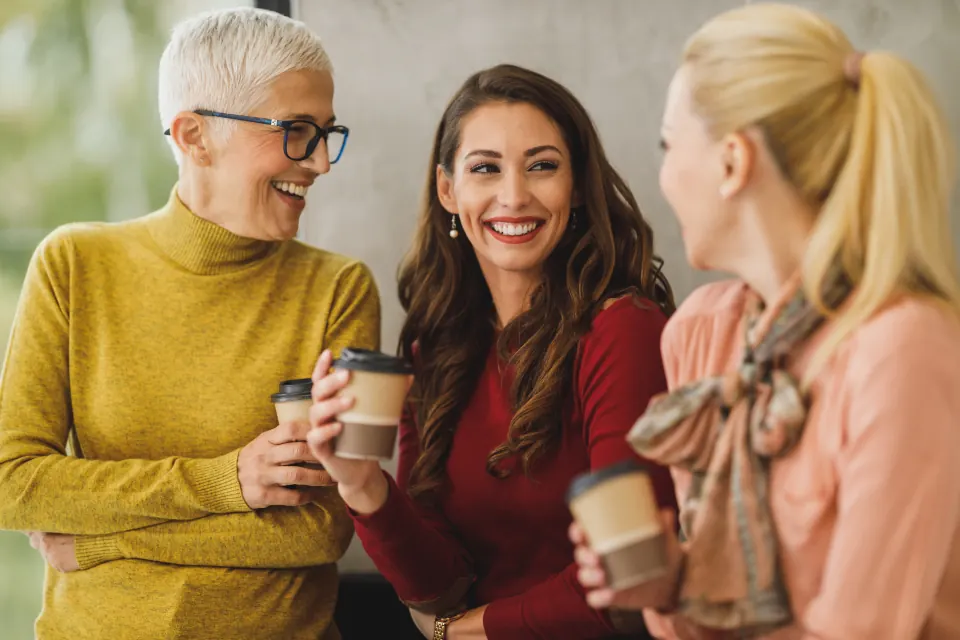 Colaboradoras sorrindo no café