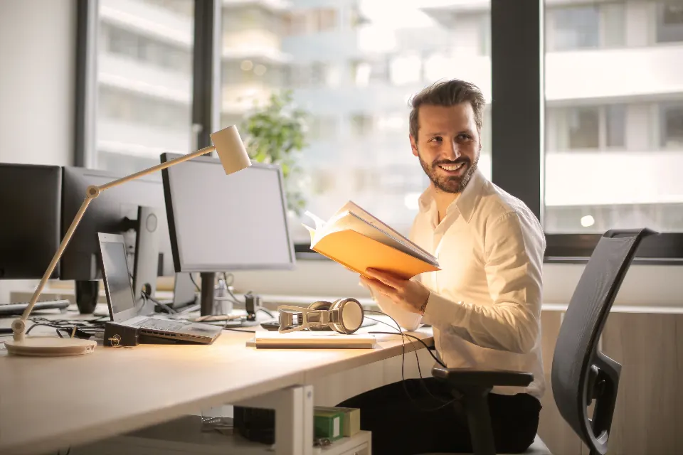 Contador sorrindo no escritório