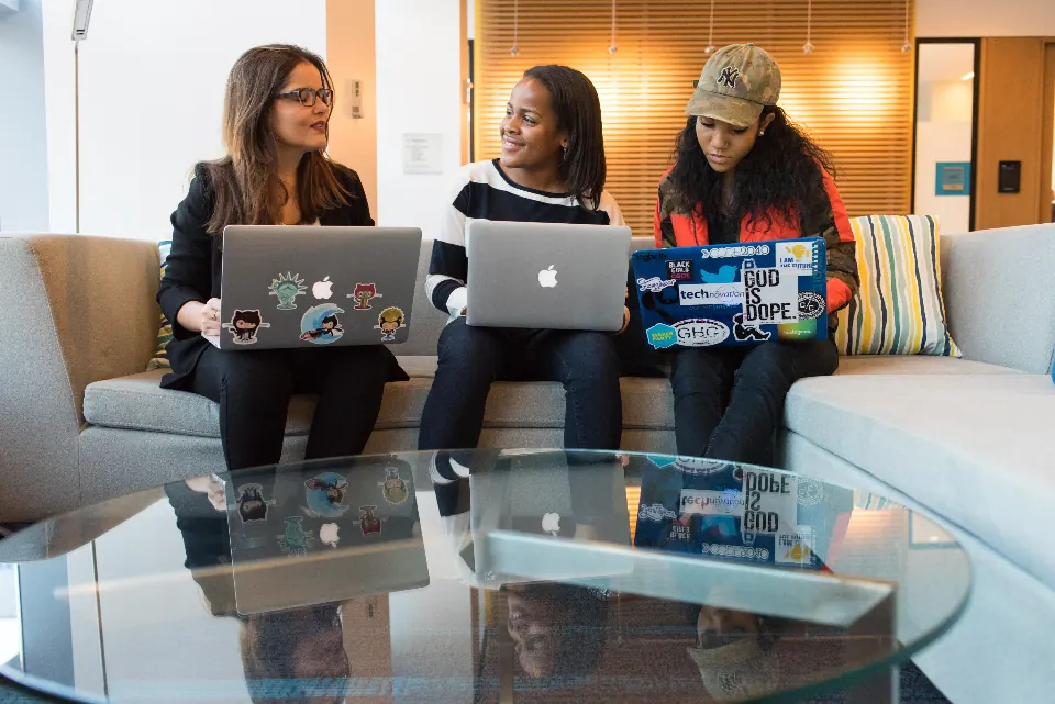 Equipe usando notebooks