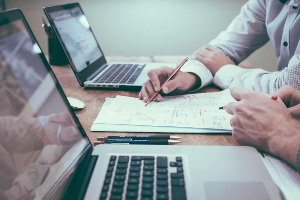 Contadores revisando documentos no escritório
